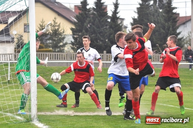 Zdjęcie w galerii na portalu naszraciborz.pl: Emocjonujący mecz, trzy cenne punkty i chamstwo na trybunach. Studzienna pokonała kuźniańską Stal wiadomości z regionu