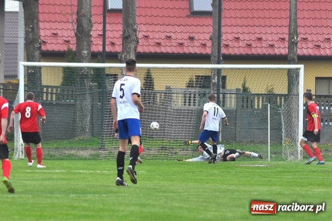 Zdjęcie w galerii na portalu naszraciborz.pl: Emocjonujący mecz, trzy cenne punkty i chamstwo na trybunach. Studzienna pokonała kuźniańską Stal wiadomości z regionu