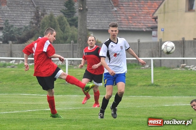Zdjęcie w galerii na portalu naszraciborz.pl: Emocjonujący mecz, trzy cenne punkty i chamstwo na trybunach. Studzienna pokonała kuźniańską Stal wiadomości z regionu