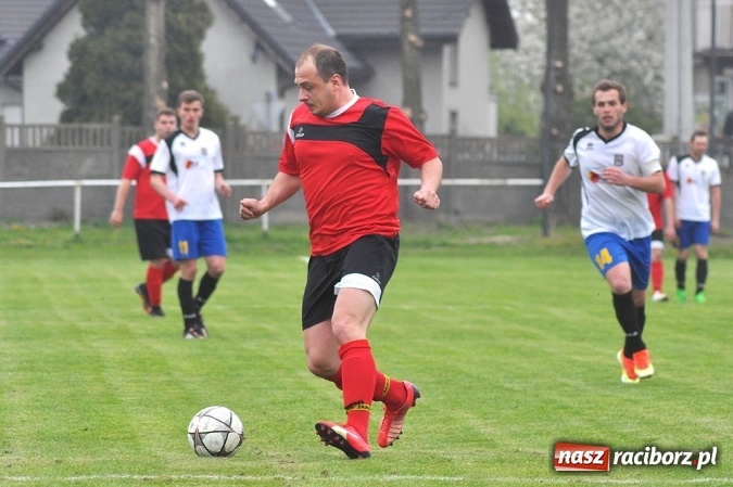 Zdjęcie w galerii na portalu naszraciborz.pl: Emocjonujący mecz, trzy cenne punkty i chamstwo na trybunach. Studzienna pokonała kuźniańską Stal wiadomości z regionu