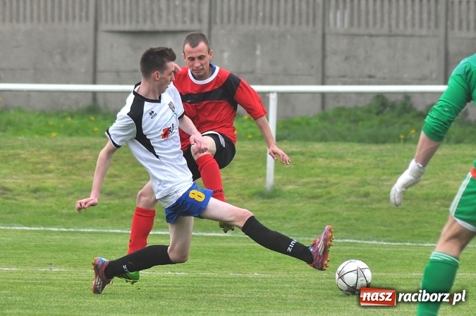 Zdjęcie w galerii na portalu naszraciborz.pl: Emocjonujący mecz, trzy cenne punkty i chamstwo na trybunach. Studzienna pokonała kuźniańską Stal wiadomości z regionu