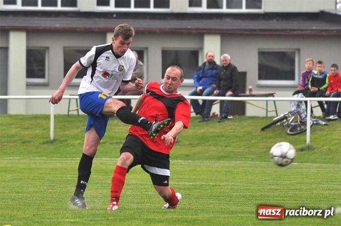 Zdjęcie w galerii na portalu naszraciborz.pl: Emocjonujący mecz, trzy cenne punkty i chamstwo na trybunach. Studzienna pokonała kuźniańską Stal wiadomości z regionu
