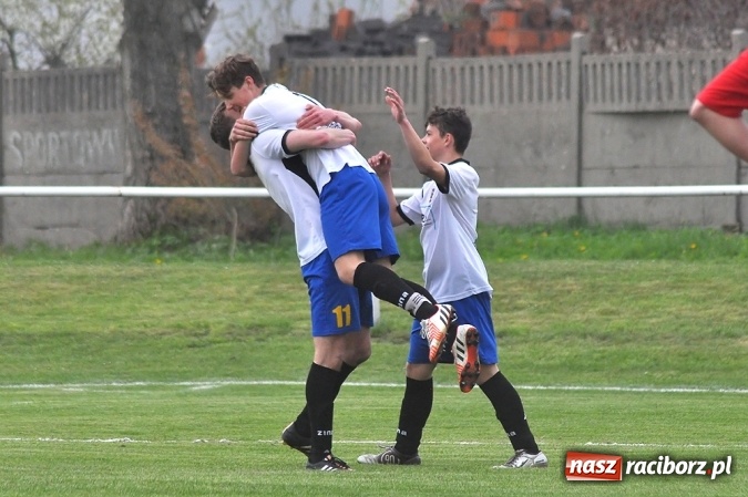 Zdjęcie w galerii na portalu naszraciborz.pl: Emocjonujący mecz, trzy cenne punkty i chamstwo na trybunach. Studzienna pokonała kuźniańską Stal wiadomości z regionu
