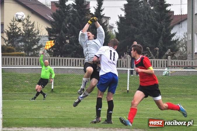 Zdjęcie w galerii na portalu naszraciborz.pl: Emocjonujący mecz, trzy cenne punkty i chamstwo na trybunach. Studzienna pokonała kuźniańską Stal wiadomości z regionu