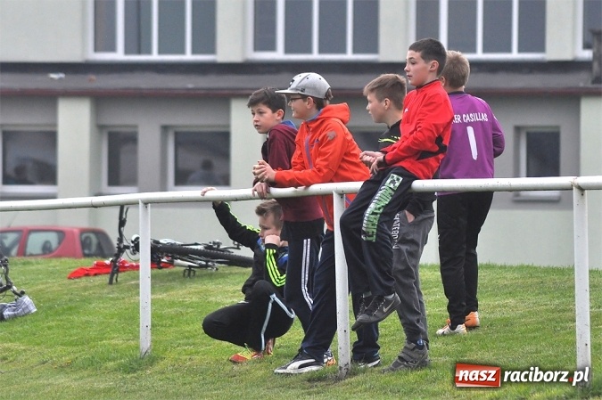 Zdjęcie w galerii na portalu naszraciborz.pl: Emocjonujący mecz, trzy cenne punkty i chamstwo na trybunach. Studzienna pokonała kuźniańską Stal wiadomości z regionu
