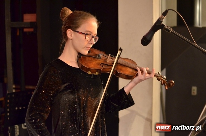 Zdjęcie w galerii na portalu naszraciborz.pl: Koncert jubileuszowy Atlantydy w Domu Kultury Strzecha wiadomości z regionu