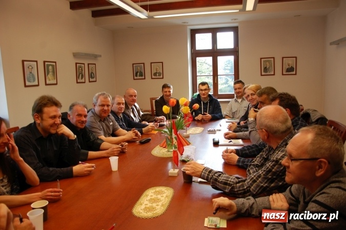 Zdjęcie w galerii na portalu naszraciborz.pl: Przodownicy turystyki górskiej zdawali na zamku egzamin wiadomości z regionu