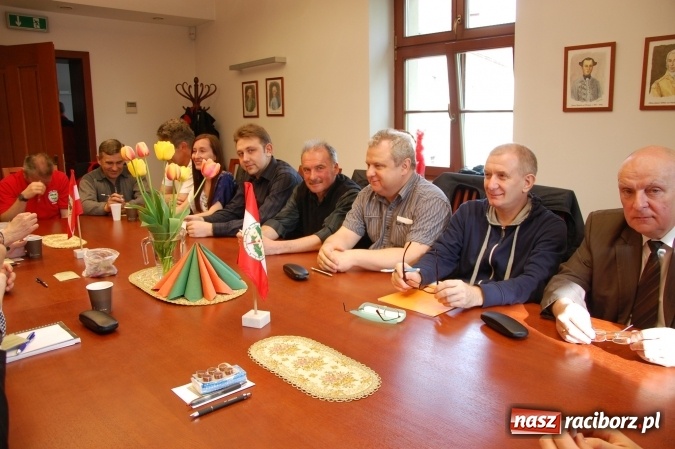 Zdjęcie w galerii na portalu naszraciborz.pl: Przodownicy turystyki górskiej zdawali na zamku egzamin wiadomości z regionu