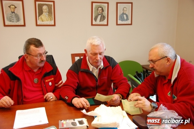 Zdjęcie w galerii na portalu naszraciborz.pl: Przodownicy turystyki górskiej zdawali na zamku egzamin wiadomości z regionu