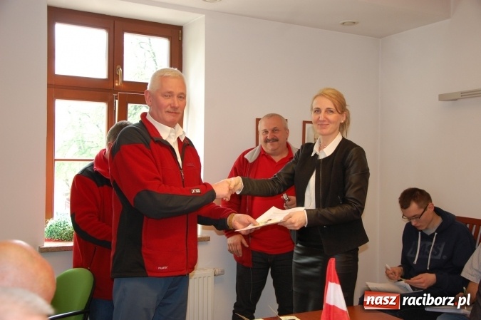 Zdjęcie w galerii na portalu naszraciborz.pl: Przodownicy turystyki górskiej zdawali na zamku egzamin wiadomości z regionu