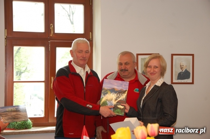 Zdjęcie w galerii na portalu naszraciborz.pl: Przodownicy turystyki górskiej zdawali na zamku egzamin wiadomości z regionu