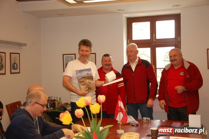 Zdjęcie w galerii na portalu naszraciborz.pl: Przodownicy turystyki górskiej zdawali na zamku egzamin wiadomości z regionu