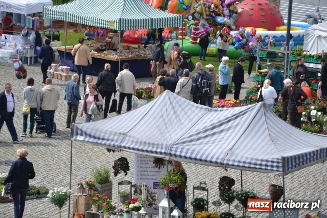Zdjęcie w galerii na portalu naszraciborz.pl: IV Zamkowy Jarmark kwiatów, żywności ekologicznej i rękodzieła za nami wiadomości z regionu