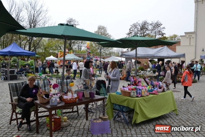 Zdjęcie w galerii na portalu naszraciborz.pl: IV Zamkowy Jarmark kwiatów, żywności ekologicznej i rękodzieła za nami wiadomości z regionu