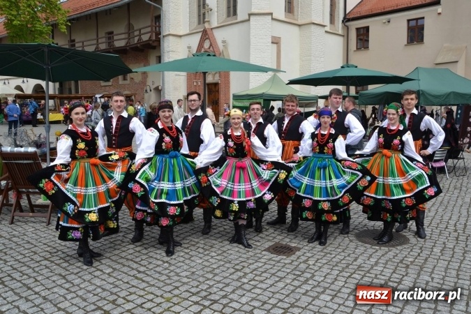 Zdjęcie w galerii na portalu naszraciborz.pl: IV Zamkowy Jarmark kwiatów, żywności ekologicznej i rękodzieła za nami wiadomości z regionu