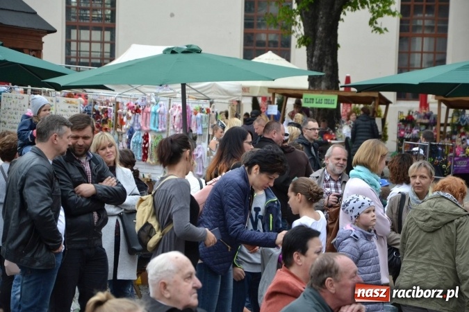 Zdjęcie w galerii na portalu naszraciborz.pl: IV Zamkowy Jarmark kwiatów, żywności ekologicznej i rękodzieła za nami wiadomości z regionu