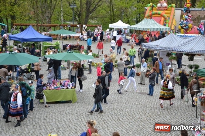Zdjęcie w galerii na portalu naszraciborz.pl: IV Zamkowy Jarmark kwiatów, żywności ekologicznej i rękodzieła za nami wiadomości z regionu