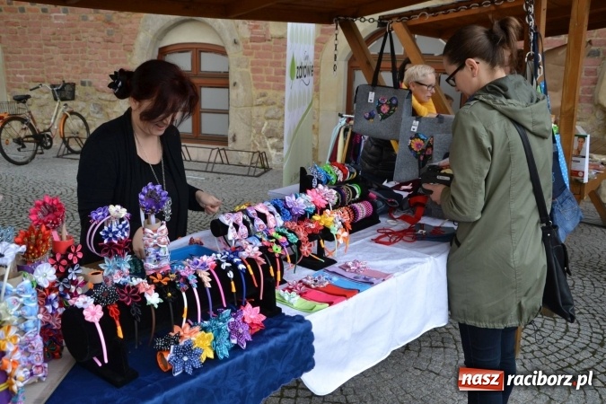 Zdjęcie w galerii na portalu naszraciborz.pl: IV Zamkowy Jarmark kwiatów, żywności ekologicznej i rękodzieła za nami wiadomości z regionu