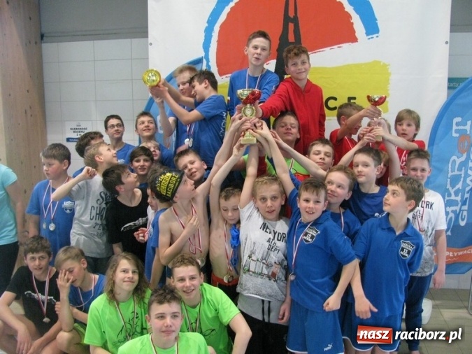 Zdjęcie w galerii na portalu naszraciborz.pl: Pływanie. Zwycięska passa 15-tki trwa wiadomości z regionu