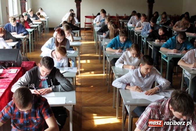 Zdjęcie w galerii na portalu naszraciborz.pl: Drugie klasy piszą próbny egzamin gimnazjalny  wiadomości z regionu