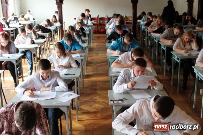 Zdjęcie w galerii na portalu naszraciborz.pl: Drugie klasy piszą próbny egzamin gimnazjalny  wiadomości z regionu
