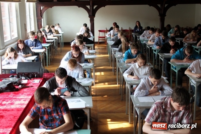 Zdjęcie w galerii na portalu naszraciborz.pl: Drugie klasy piszą próbny egzamin gimnazjalny  wiadomości z regionu