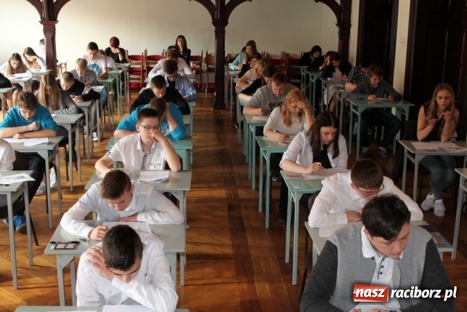 Zdjęcie w galerii na portalu naszraciborz.pl: Drugie klasy piszą próbny egzamin gimnazjalny  wiadomości z regionu