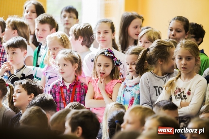 Zdjęcie w galerii na portalu naszraciborz.pl: Głośne czytanie w Szkole Podstawowej nr 13 wiadomości z regionu
