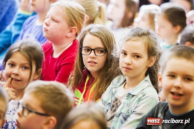 Zdjęcie w galerii na portalu naszraciborz.pl: Głośne czytanie w Szkole Podstawowej nr 13 wiadomości z regionu