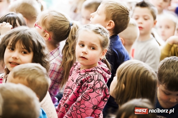 Zdjęcie w galerii na portalu naszraciborz.pl: Głośne czytanie w Szkole Podstawowej nr 13 wiadomości z regionu