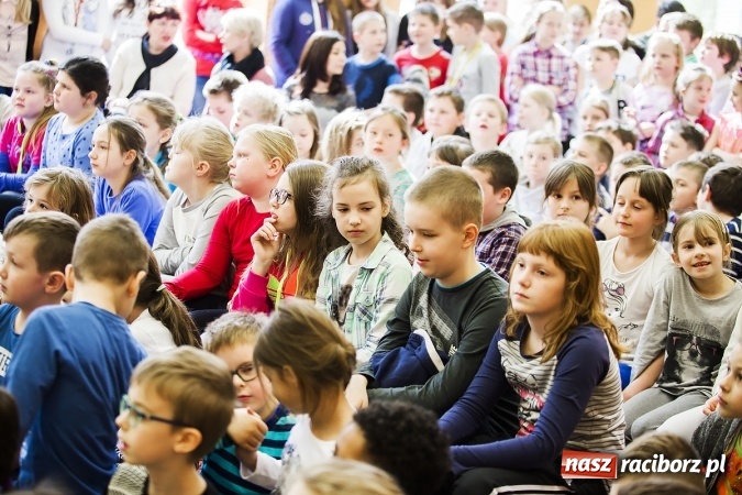 Zdjęcie w galerii na portalu naszraciborz.pl: Głośne czytanie w Szkole Podstawowej nr 13 wiadomości z regionu