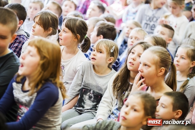 Zdjęcie w galerii na portalu naszraciborz.pl: Głośne czytanie w Szkole Podstawowej nr 13 wiadomości z regionu