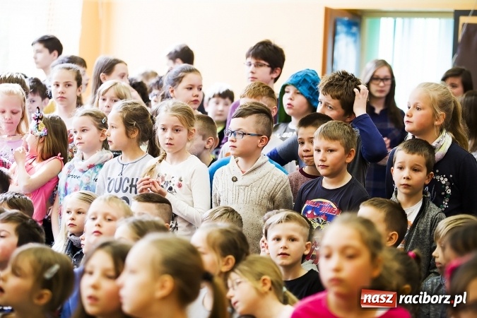 Zdjęcie w galerii na portalu naszraciborz.pl: Głośne czytanie w Szkole Podstawowej nr 13 wiadomości z regionu