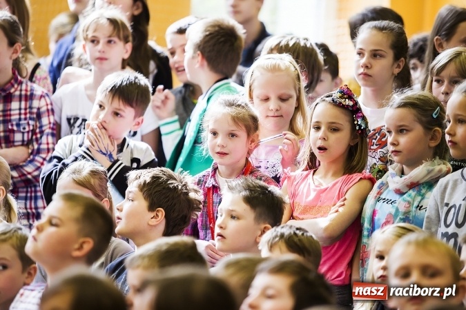 Zdjęcie w galerii na portalu naszraciborz.pl: Głośne czytanie w Szkole Podstawowej nr 13 wiadomości z regionu