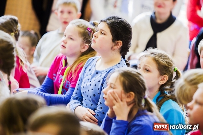 Zdjęcie w galerii na portalu naszraciborz.pl: Głośne czytanie w Szkole Podstawowej nr 13 wiadomości z regionu