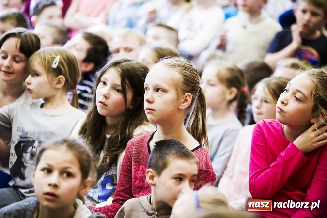 Zdjęcie w galerii na portalu naszraciborz.pl: Głośne czytanie w Szkole Podstawowej nr 13 wiadomości z regionu