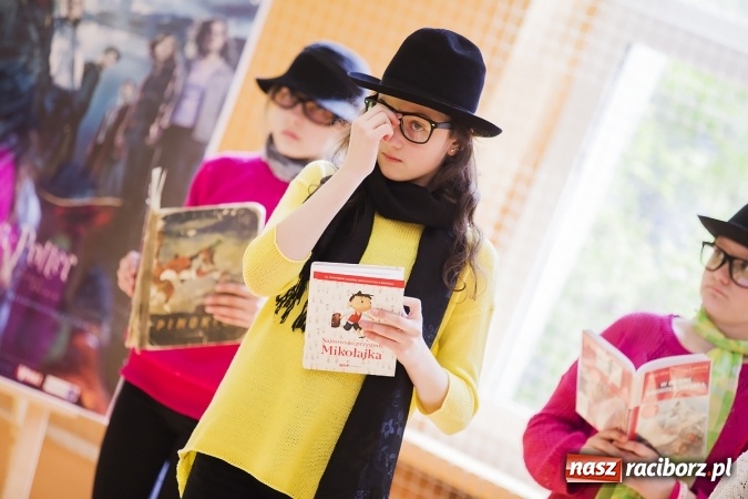 Zdjęcie w galerii na portalu naszraciborz.pl: Głośne czytanie w Szkole Podstawowej nr 13 wiadomości z regionu