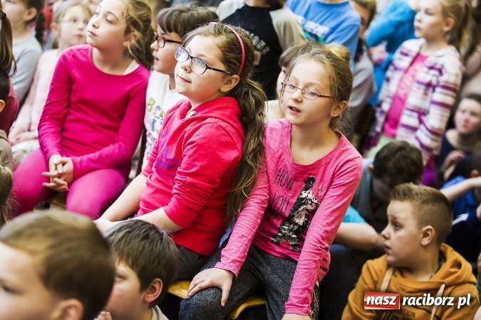 Zdjęcie w galerii na portalu naszraciborz.pl: Głośne czytanie w Szkole Podstawowej nr 13 wiadomości z regionu