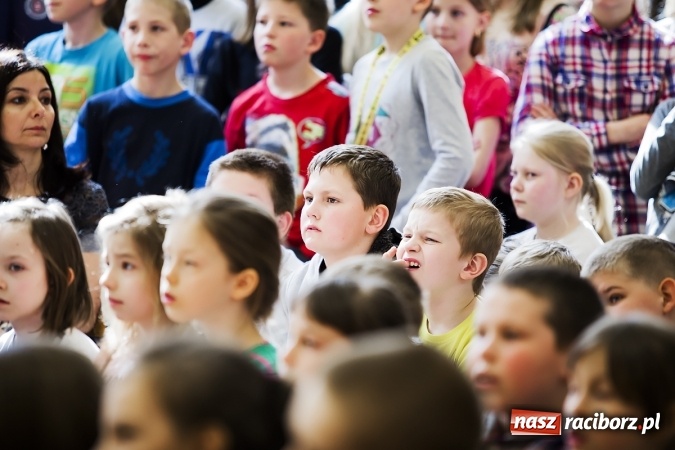Zdjęcie w galerii na portalu naszraciborz.pl: Głośne czytanie w Szkole Podstawowej nr 13 wiadomości z regionu