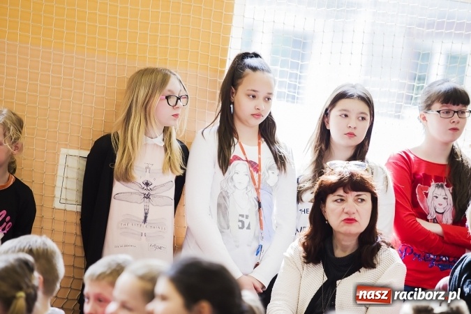 Zdjęcie w galerii na portalu naszraciborz.pl: Głośne czytanie w Szkole Podstawowej nr 13 wiadomości z regionu