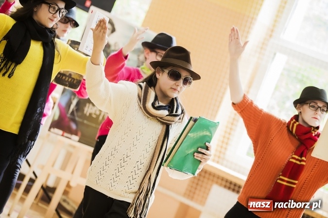 Zdjęcie w galerii na portalu naszraciborz.pl: Głośne czytanie w Szkole Podstawowej nr 13 wiadomości z regionu