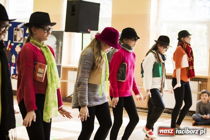 Zdjęcie w galerii na portalu naszraciborz.pl: Głośne czytanie w Szkole Podstawowej nr 13 wiadomości z regionu