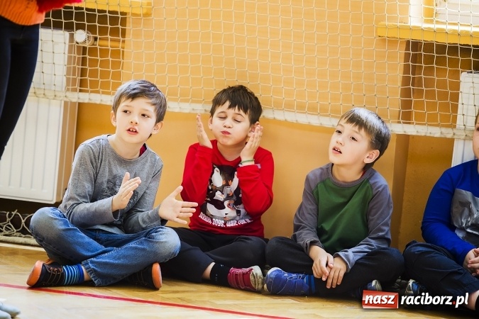 Zdjęcie w galerii na portalu naszraciborz.pl: Głośne czytanie w Szkole Podstawowej nr 13 wiadomości z regionu