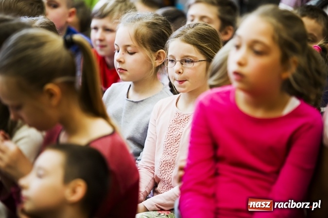 Zdjęcie w galerii na portalu naszraciborz.pl: Głośne czytanie w Szkole Podstawowej nr 13 wiadomości z regionu