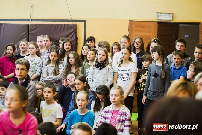 Zdjęcie w galerii na portalu naszraciborz.pl: Głośne czytanie w Szkole Podstawowej nr 13 wiadomości z regionu