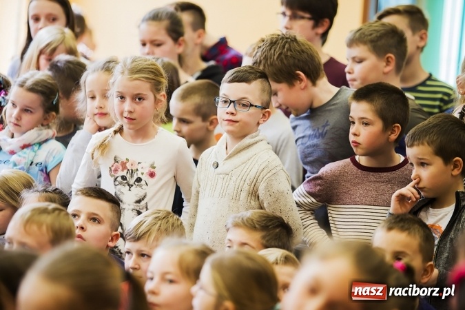 Zdjęcie w galerii na portalu naszraciborz.pl: Głośne czytanie w Szkole Podstawowej nr 13 wiadomości z regionu