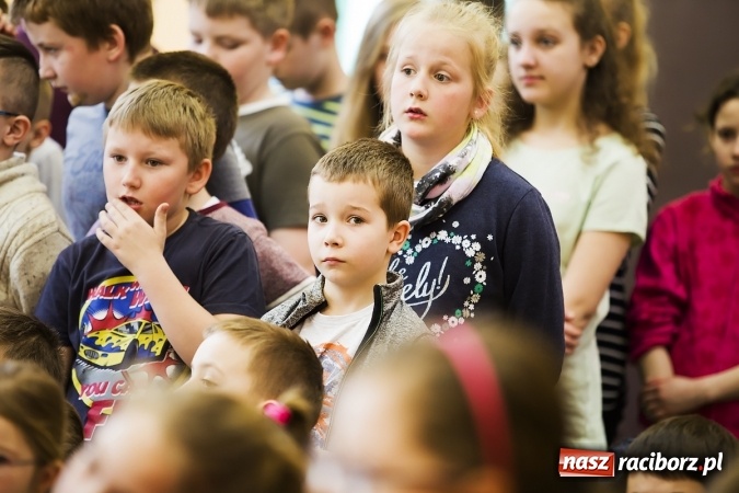 Zdjęcie w galerii na portalu naszraciborz.pl: Głośne czytanie w Szkole Podstawowej nr 13 wiadomości z regionu