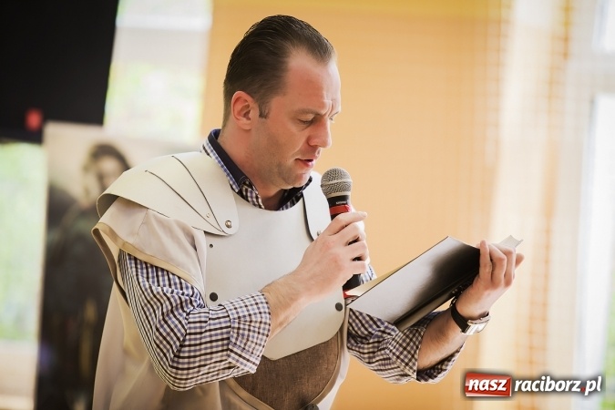 Zdjęcie w galerii na portalu naszraciborz.pl: Głośne czytanie w Szkole Podstawowej nr 13 wiadomości z regionu