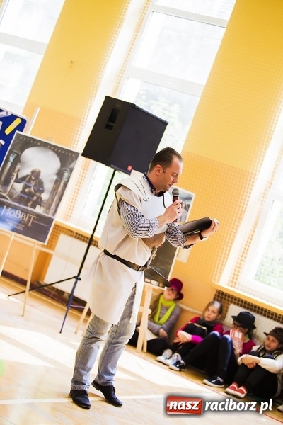 Zdjęcie w galerii na portalu naszraciborz.pl: Głośne czytanie w Szkole Podstawowej nr 13 wiadomości z regionu