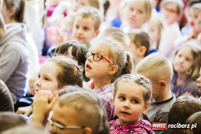 Zdjęcie w galerii na portalu naszraciborz.pl: Głośne czytanie w Szkole Podstawowej nr 13 wiadomości z regionu
